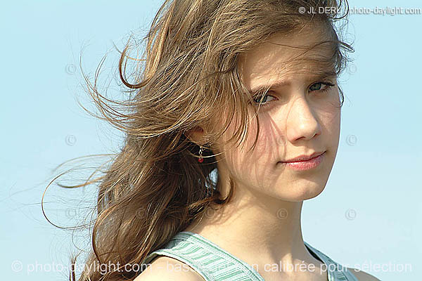 portrait de jeune fille au bord de la mer - girl's portrait at the sea's edge